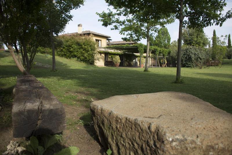 Agriturismo Scuderie Della Contea Sutri Bagian luar foto